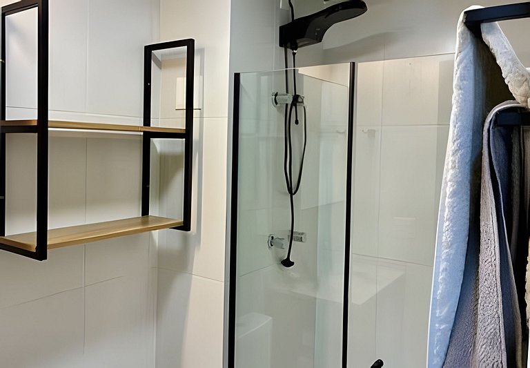 Apto de luxo com piscina incrível, academia(2006B)