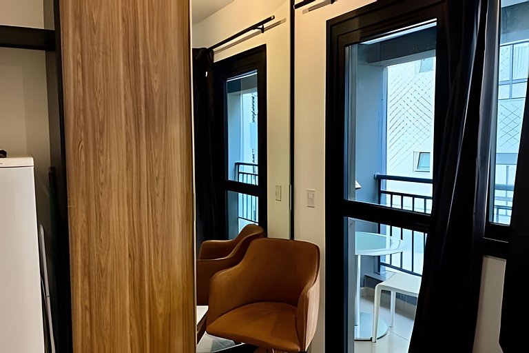 Studio próx. metrô com academia e coworking (605B)