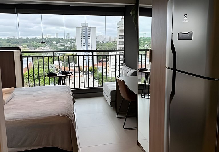 Studio com academia, rooftop e metrô (1302)