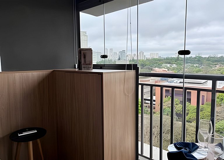 Studio com academia, rooftop e metrô (1302)