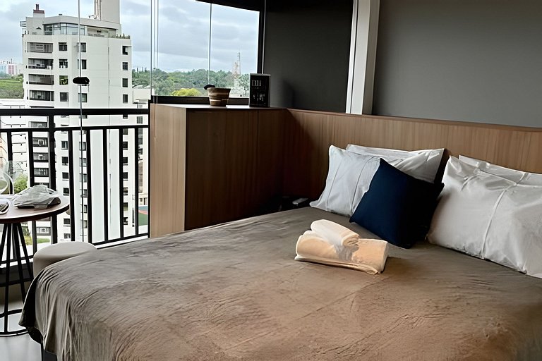 Studio com academia, rooftop e metrô (1303)