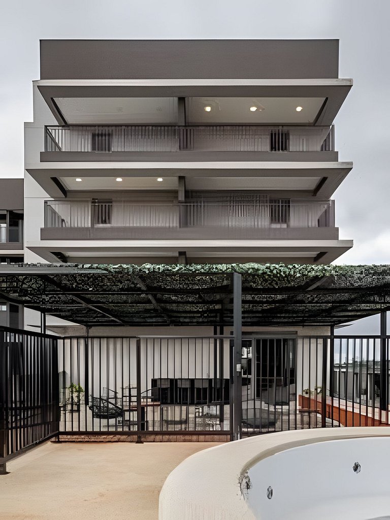 Studio com academia, rooftop e metrô (1303)