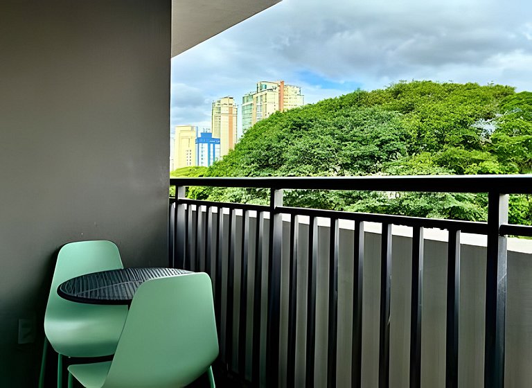 Studio com academia, rooftop e metrô (403)