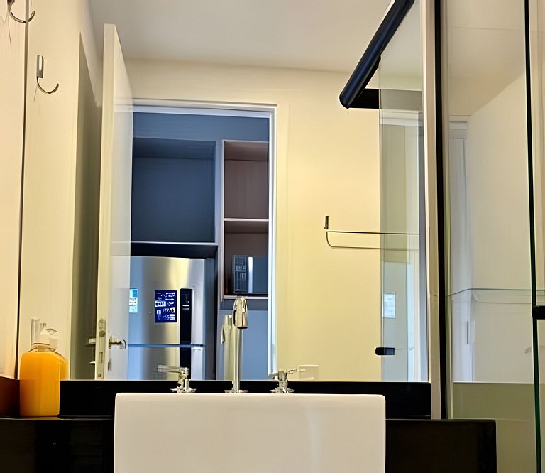 Studio com academia, rooftop e metrô (403)