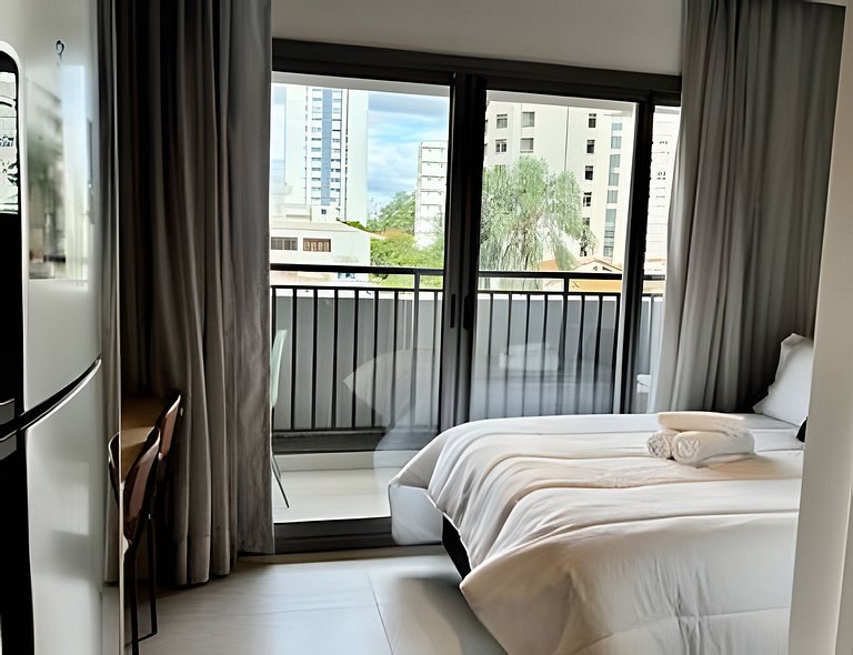 Studio com academia, rooftop e metrô (403)