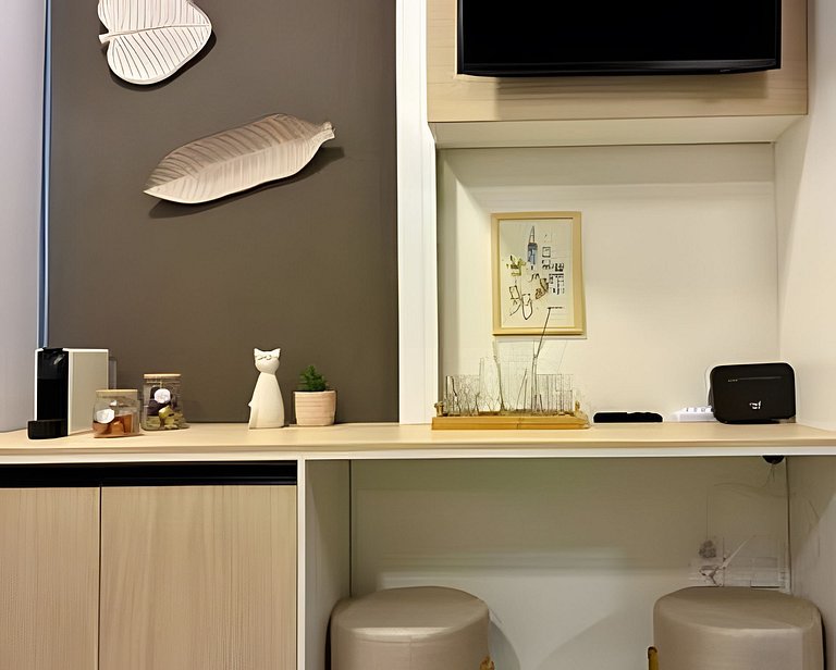 Studio com academia, rooftop e metrô (823)