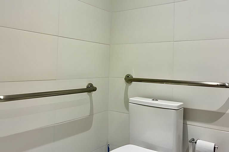 Apto c/ piscina, academia e próx. metrô (205)