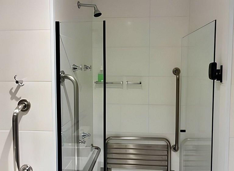 Apto c/ piscina, academia e próx. metrô (205)