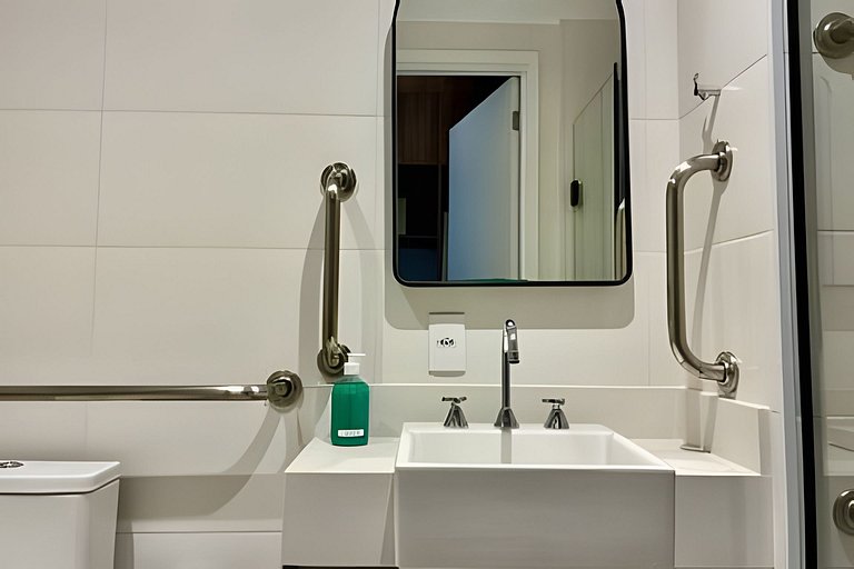 Apto c/ piscina, academia e próx. metrô (205)