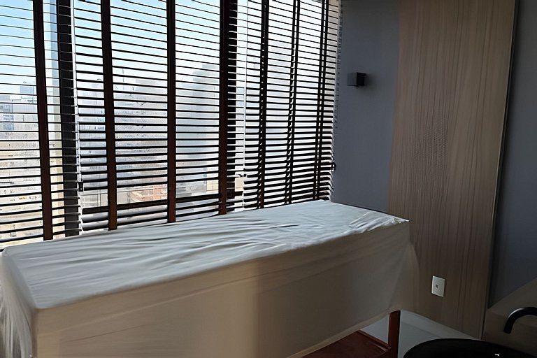 Apto c/ piscina, academia, lado Oscar Freire (601)
