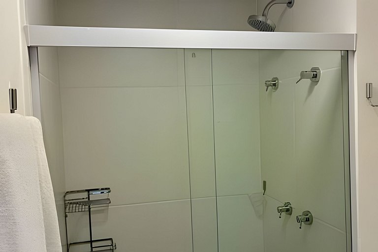 Apto c/ piscina, academia, lado Oscar Freire (601)
