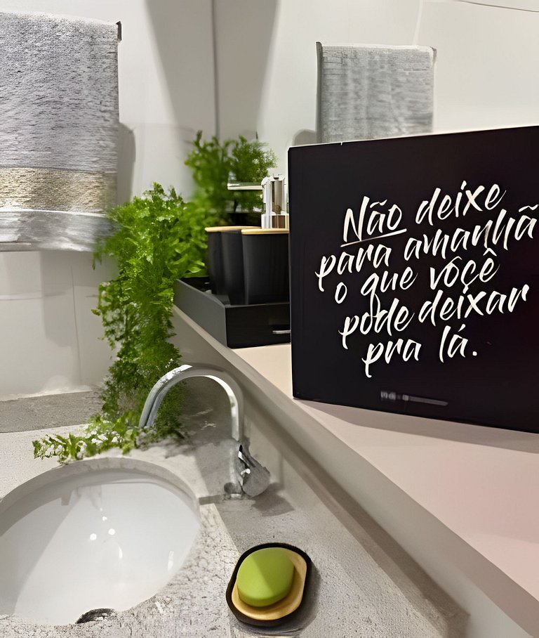 Apto de luxo com piscina incrível, academia(2206B)