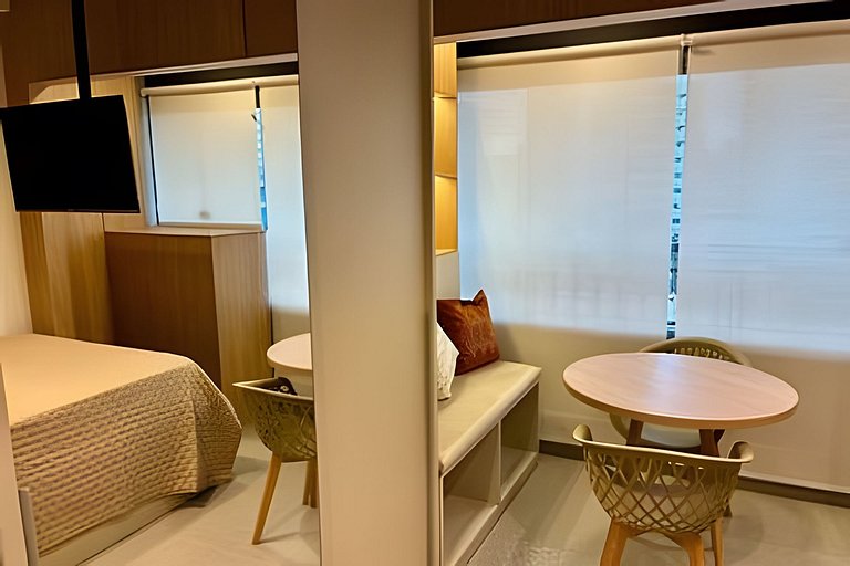 Studio com academia, rooftop e metrô (715)
