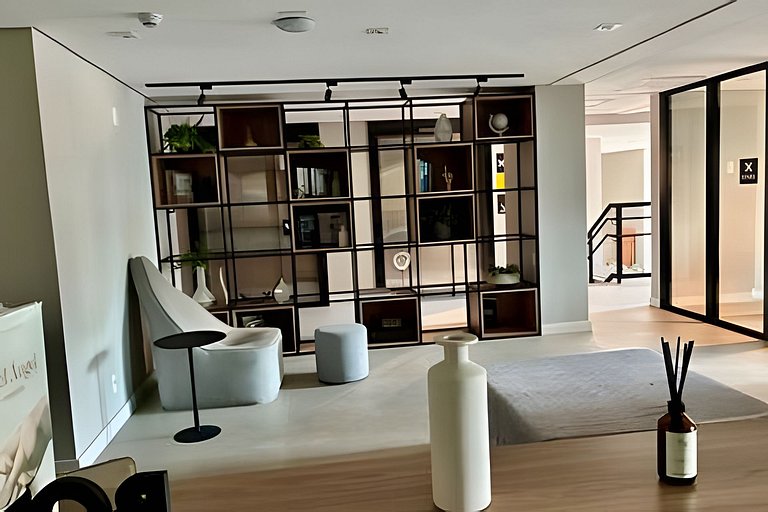 Studio com academia e coworking próx PUC (707)
