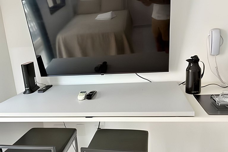 Studio com academia e coworking próx PUC (707)